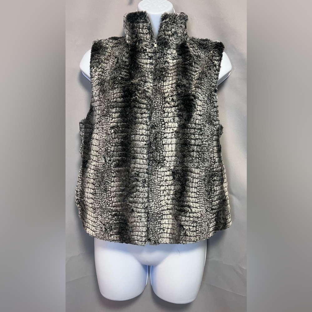 5/48 Saks Fifth Avenue Women’s Faux Fur Full Zip Vest Size XS